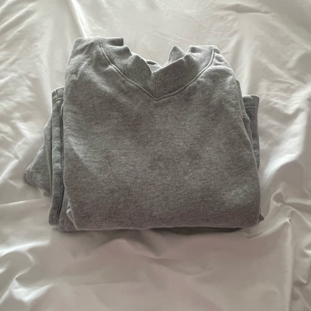 Old Navy Women’s sweater and sweatpants 
🛑NOT A SET🛑